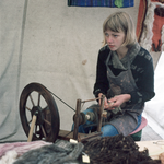 831110 Afbeelding van het wolspinnen tijdens een demonstratie oude ambachten op de jaarmarkt in Cothen die werd ...